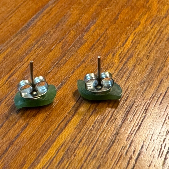 Small green jade or stone earrings - Picture 2 of 3